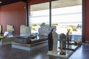 fleurs dans un vase dans un cimetiere