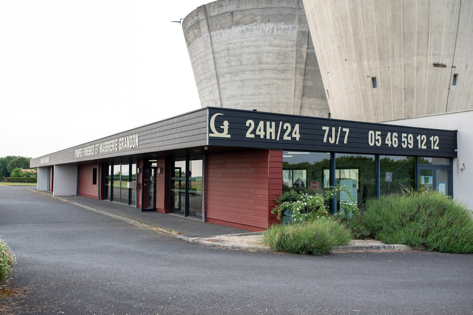 vue de cote pompes funebres