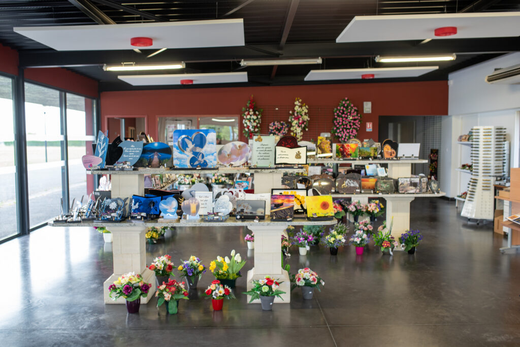 articles funeraires exposes en magasin