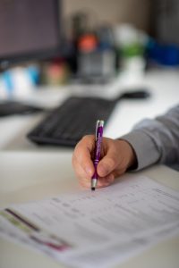 fleurs dans un vase dans un cimetiere