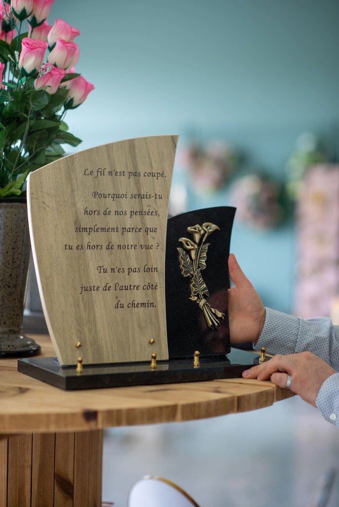 plaque motif fleurs et texte