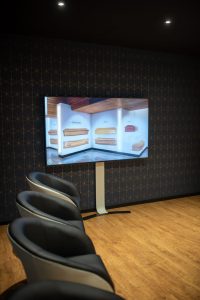 fleurs dans un vase dans un cimetiere